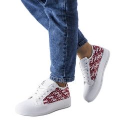 Białe trampki z czerwonym wzorem Marquis. Białe trampki i tenisówki damskie z aplikacjami, z gumy, eleganckie, przed kostkę, bez zapięcia. Za 75.75 zł.
