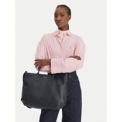 Torebka Coccinelle. Niebieskie torebki do ręki damskie Coccinelle, bez wzorów, klasyczne, bez dodatków. Za 1,699.00 zł.