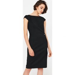 Simple - Sukienka. Szare sukienki damskie marki Simple, z elastanu, eleganckie, z dekoltem w łódkę, z krótkim rękawem. Za 699.90 zł.