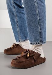 Brązowe Klapki z Imitacji Zamszu Zdobione Koralikami i Wiązaniem Lobbie. Brązowe klapki damskie Born2be, z aplikacjami, z jeansu, eleganckie, bez obcasa, na płaskiej podeszwie. Za 79.99 zł.