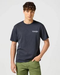 WRANGLER GRAPHIC TEE MĘSKA KOSZULKA T-SHIRT FADED BLACK 112357350 W753014116. Czarne koszulki polo męskie Wrangler, m, bez wzorów, bez ramiączek. Za 69.99 zł.