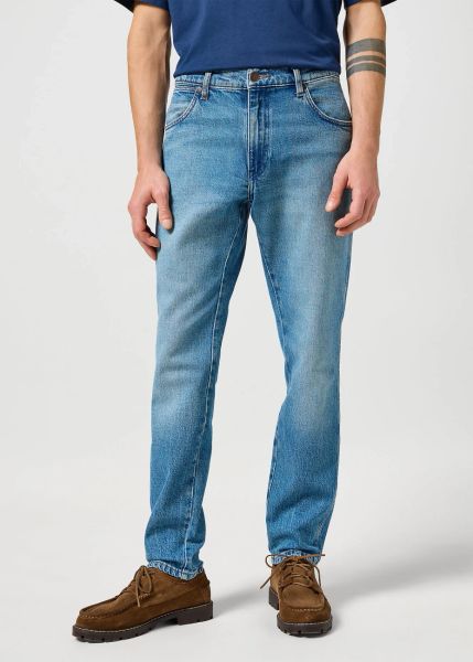 MESKIE SPODNIE WRANGLER RIVER CHANTE 112356836. Spodnie materiałowe męskie Wrangler, l, bez wzorów, z jeansu. Za 219.99 zł.