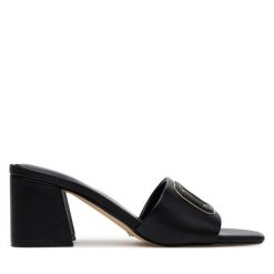 Klapki Guess. Czarne klapki damskie Guess, z aplikacjami, bez obcasa. Za 379.99 zł.