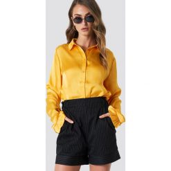 NA-KD Satynowa koszula - Yellow. Żółte koszule damskie NA-KD Trend, z satyny, z falbankami. Za 121.95 zł.