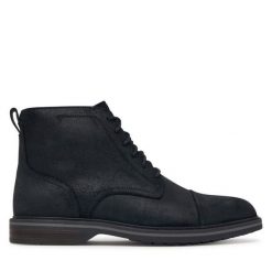 Trzewiki Clarks. Czarne botki męskie Clarks, bez wzorów, bez zapięcia. Za 569.99 zł.