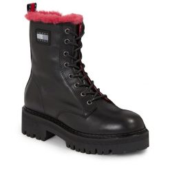 Botki Tommy Jeans. Czarne botki damskie Tommy Jeans, z jeansu, bez obcasa, na płaskiej podeszwie, bez zapięcia. Za 719.99 zł.