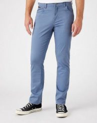 WRANGLER TEXAS SLIM MĘSKIE SPODNIE MATERIAŁOWE BLUE MIRAGE W12SEAXOD 112145793. Niebieskie spodnie materiałowe męskie Wrangler, l, bez wzorów, z materiału. Za 209.99 zł.