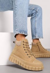 Beżowe Botki Vices na Grubej Tłoczonej Podeszwie ze Sznurowaniem i Ozdobnymi Przeszyciami Savethira. Brązowe botki damskie Born2be, z futra, eleganckie, z okrągłym noskiem, bez obcasa, na płaskiej podeszwie, bez zapięcia. Za 119.99 zł.