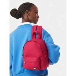 Plecak Tommy Jeans. Czerwone plecaki damskie Tommy Jeans, bez wzorów, z jeansu, sportowe. Za 289.99 zł.