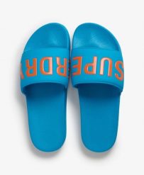 Superdry Klapki Pool z wyściełanym paskiem i formowaną wkładką – Atomic Blue. Niebieskie klapki męskie Superdry., z poliesteru, klasyczne. Za 129.00 zł.