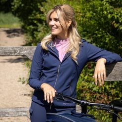 Damska kurtka jeździecka zapinana na zamek Harry's Horse Denici. Niebieskie kurtki damskie HARRYS HORSE, s, z aplikacjami, z elastanu, z kapturem. Za 396.00 zł.