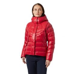 Damska kurtka puchowa Helly Hansen Bliss. Czerwone kurtki damskie Helly Hansen, na zimę, bez wzorów, z puchu, bez kaptura. W wyprzedaży za 1,301.50 zł.