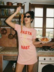 Bawełniana koszula nocna z napisem Pasta Baby - koralowy. Pomarańczowe koszule nocne damskie Sinsay, l, bez wzorów, z bawełny. Za 19.99 zł.