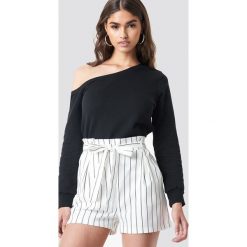 NA-KD Basic Sweter na jedno ramię - Black. Swetry damskie marki NA-KD Basic. W wyprzedaży za 50.47 zł.