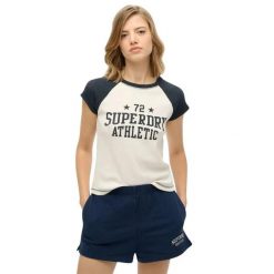 Koszulka damska z rękawami raglanowymi Superdry Athletic Essentials. Białe t-shirty damskie Superdry., bez wzorów, z materiału, eleganckie, bez kołnierzyka. Za 144.85 zł.