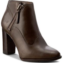 Botki UGG - W Dolores 1016944 W/Wal. Brązowe botki damskie UGG, ze skóry, bez obcasa, na obcasie. W wyprzedaży za 499.00 zł.