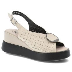 Sandały damskie Filippo, skórzane na platformie z ozdobą ze sprzączką, beżowe, DS6074-25-BE. Brązowe sandały damskie Filippo, z aplikacjami, bez obcasa, na koturnie, bez zapięcia. Za 149.00 zł.