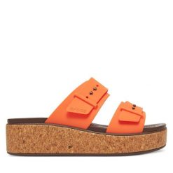 Klapki Crocs. Brązowe klapki damskie Crocs, bez wzorów, bez obcasa. Za 199.99 zł.