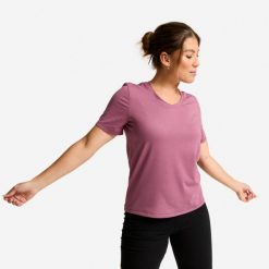 Koszulka fitness damska dekolt V. Fioletowe koszulki sportowe damskie Decathlon, s, bez wzorów, z bawełny, sportowe, bez kołnierzyka. Za 44.99 zł.