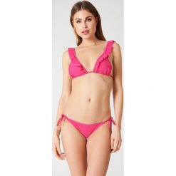 NA-KD Swimwear Dół bikini Triangle - Pink. Różowe bikini damskie NA-KD Swimwear, w paski. W wyprzedaży za 19.20 zł.
