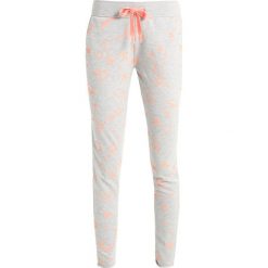 Juvia PLANET AND STAR Spodnie treningowe grey melange/neon peach. Spodnie sportowe damskie Juvia, z bawełny. Za 499.00 zł.