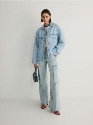 Kurtka jeansowa oversize - niebieski. Niebieskie kurtki damskie Reserved, l, bez wzorów, z bawełny, bez kaptura. W wyprzedaży za 65.99 zł.