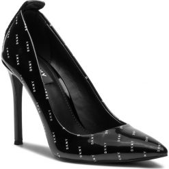 Szpilki DKNY - Reema K3871375 Logo Patent Black/White Blw. Czarne szpilki damskie DKNY, z lakierowanej skóry. Za 599.00 zł.