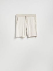 Dzianinowe szorty z bawełny - beżowy. Brązowe szorty męskie Reserved, l, bez wzorów, z bawełny. Za 99.99 zł.