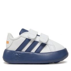 Sneakersy adidas. Białe trampki i tenisówki chłopięce Adidas, bez wzorów, bez zapięcia. Za 99.99 zł.
