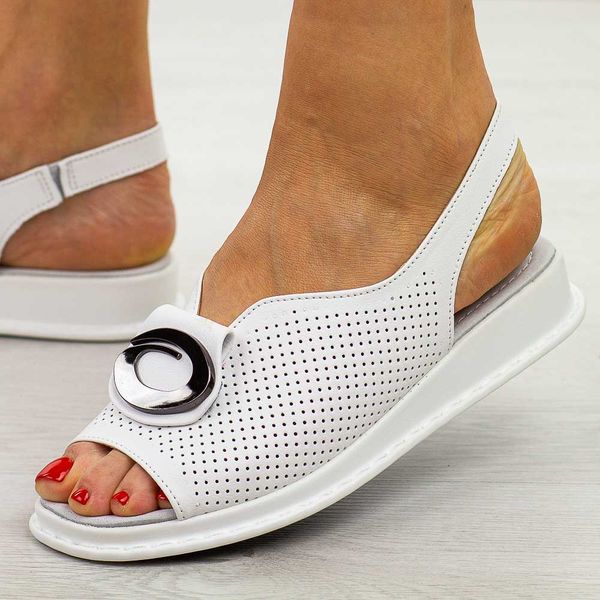 Białe skórzane sandały damskie T.Sokolski L25-10. Białe sandały damskie Sokolski, z aplikacjami, z jeansu, bez obcasa, na płaskiej podeszwie, bez zapięcia. Za 169.00 zł.