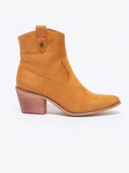 Botki damskie brązowe MM274079 802. Brązowe botki damskie Big Star, z jeansu, retro, bez obcasa, na obcasie, bez zapięcia. W wyprzedaży za 119.99 zł.