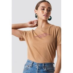 NA-KD T-shirt Hang Out - Beige. T-shirty damskie marki NA-KD. W wyprzedaży za 29.18 zł.