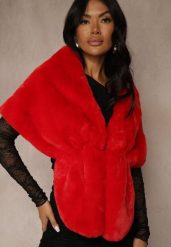 Czerwone Ponczo z Ozdobnym Futerkiem Cralinne. Czerwone swetry damskie Renee, bez wzorów, bez kołnierzyka, bez ramiączek, bez kaptura. Za 99.99 zł.