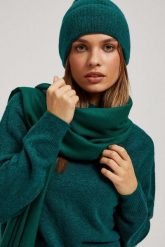 Gładki szalik szmaragdowy. Zielone szaliki i chusty damskie MOODO, bez wzorów, z poliesteru. W wyprzedaży za 21.99 zł.