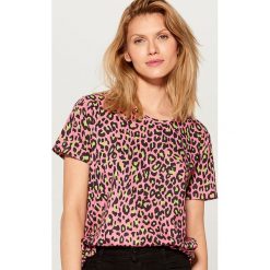 Koszulka w lamparcie cętki - Różowy. T-shirty damskie marki Mohito. Za 49.99 zł.
