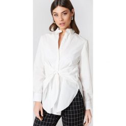 NA-KD Classic Długa koszula z wiązaniem w talii - White. Koszule damskie marki NA-KD Classic. Za 80.95 zł.