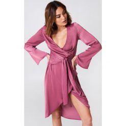 NA-KD Party Sukienka kopertowa z wiązaniem z przodu - Pink. Sukienki damskie marki NA-KD Party. Za 121.95 zł.