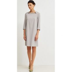 Simple - Sukienka. Szare sukienki damskie Simple, z elastanu, eleganckie. W wyprzedaży za 379.90 zł.