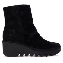 Botki Fly London. Czarne botki damskie Fly London, bez obcasa, na koturnie, bez zapięcia. Za 559.99 zł.
