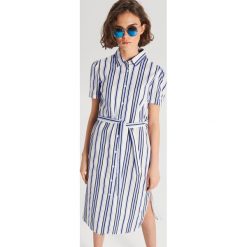 Koszulowa sukienka w paski - Biały. Sukienki damskie marki Cropp. Za 89.99 zł.