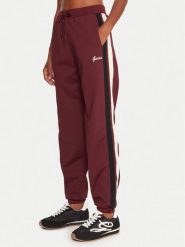 Guess Spodnie dresowe V5BB02 KCX22 Bordowy Regular Fit. Czerwone spodnie dresowe damskie Guess, xs, z aplikacjami, z dresówki. Za 339.99 zł.