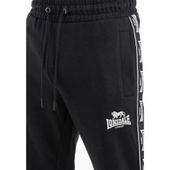 Spodnie dresowe klasyczne Lonsdale Grutness. Czarne spodnie sportowe męskie Lonsdale, s, bez wzorów, z dresówki. Za 237.00 zł.