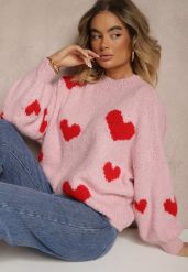 Różowy Sweter z Wiskozą i Wełną Ozdobiony Sercami Lisariona. Czerwone swetry damskie Renee, bez wzorów, z jeansu, casualowe, bez kołnierzyka, bez ramiączek, bez kaptura. Za 159.99 zł.