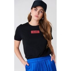 NA-KD T-shirt NA-KD Logo - Black. Czarne t-shirty damskie NA-KD, z bawełny, z klasycznym kołnierzykiem. Za 60.95 zł.