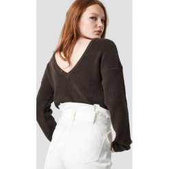 NA-KD Sweter z dzianiny z dekoltem V - Brown. Brązowe swetry damskie NA-KD, z dzianiny. Za 121.95 zł.