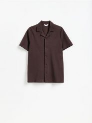 Bawełniana koszula regular fit - ciemnobrązowy. Brązowe koszule męskie Reserved, l, bez wzorów, z bawełny, bez kołnierzyka, bez ramiączek. Za 129.99 zł.