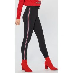 Spodnie z lampasem - Czarny. Spodnie materiałowe damskie marki Cropp. W wyprzedaży za 39.99 zł.