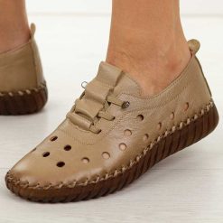 Camelowe ażurowe skórzane półbuty damskie Cambell 15319. Brązowe półbuty damskie Cambell, na jesień, w ażurowe wzory, z jeansu, casualowe, z okrągłym noskiem, bez obcasa, na płaskiej podeszwie, bez zapięcia. Za 219.00 zł.