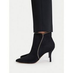 Botki Nine West. Czarne botki damskie Nine West, bez obcasa, na szpilce, bez zapięcia. Za 279.99 zł.