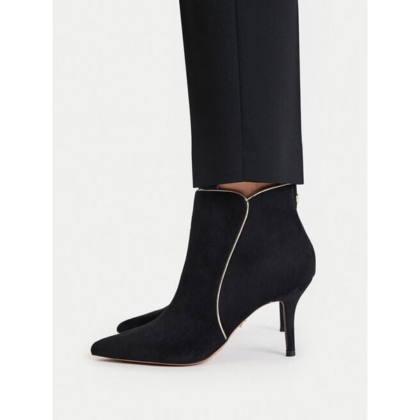 Botki Nine West. Czarne botki damskie Nine West, bez obcasa, na szpilce, bez zapięcia. Za 279.99 zł.